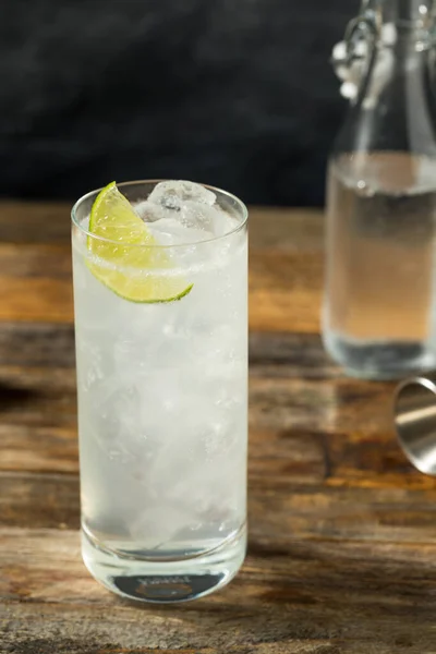 Verfrissende Koude Tequila Ranch Water Cocktail Met Limoen — Stockfoto