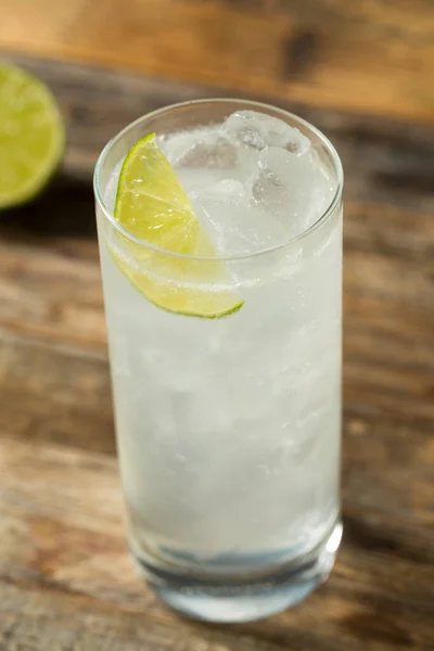 Menyegarkan Cold Tequila Ranch Water Cocktail Dengan Lime — Stok Foto