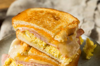 Kahvaltı için jambonlu ve peynirli sandviç.