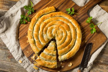 Ev yapımı ıspanak ve Feta Spanakopita Girdaba Hazır