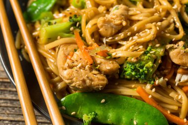 Ev yapımı Asya Tavuğu Erişte Kızartması Taze sebzelerle