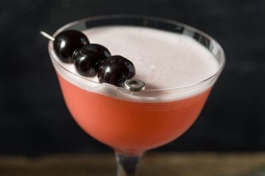 Ayyaş Pembe Kadın Kokteyli Cin ve Kirazlı Tazeleyici