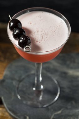 Ayyaş Pembe Kadın Kokteyli Cin ve Kirazlı Tazeleyici