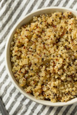 Sağlıklı pişirilmiş beyaz kinoa yemeye hazır.