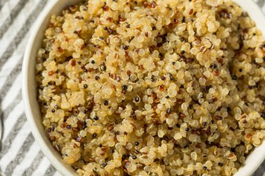 Sağlıklı pişirilmiş beyaz kinoa yemeye hazır.