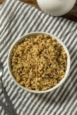 Sağlıklı pişirilmiş beyaz kinoa yemeye hazır.