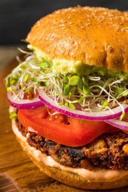 Sebzeli ve patates kızartmalı sağlıklı organik vegan kinoa burgeri.