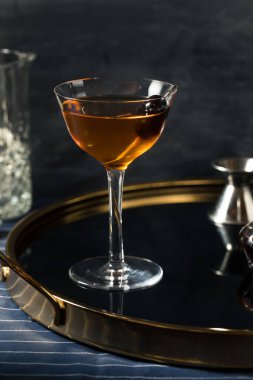 Sarhoşken Calvados Dulları Kirazlı Kokteyl Öpüyor