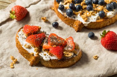 Sağlıklı Organik Ricotta Peynirli Kahvaltı Granola ve Böğürtlenli Tost