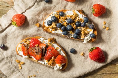 Sağlıklı Organik Ricotta Peynirli Kahvaltı Granola ve Böğürtlenli Tost
