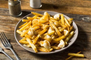 Ev yapımı sağlıksız Kanada Poutine soslu ve peynirli patates kızartması
