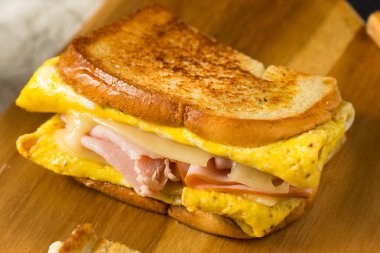 Jambonlu ve reçelli Ev Yapımı Bir Yumurtalı Sandviç