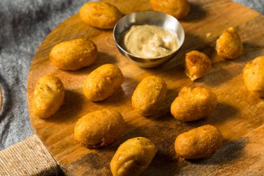 Ev yapımı Mini Kızarmış Sosisli ve Sarı Hardal