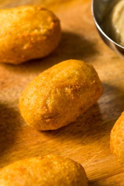 Ev yapımı Mini Kızarmış Sosisli ve Sarı Hardal