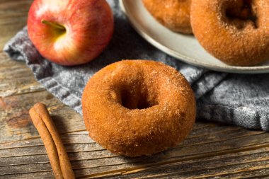 Şekerli ev yapımı elma şarabı çörekleri.