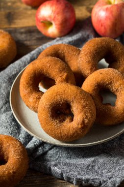 Şekerli ev yapımı elma şarabı çörekleri.