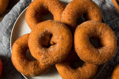 Şekerli ev yapımı elma şarabı çörekleri.