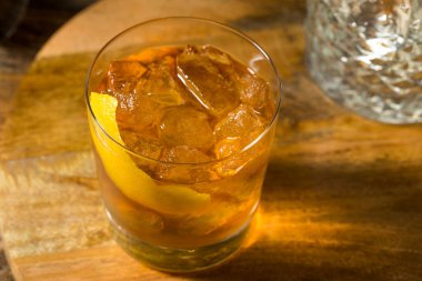 Benedictine 'li alkolsüz BandB Brandy Kokteyli