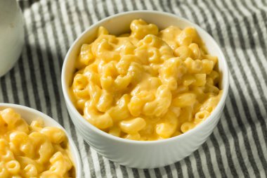 Ev yapımı kremalı makarna ve kasede peynirli makarna.