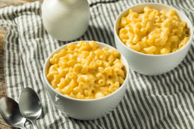 Ev yapımı kremalı makarna ve kasede peynirli makarna.