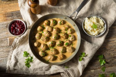 Ev yapımı sağlıklı İsveç köftesi ve patates ve sos.