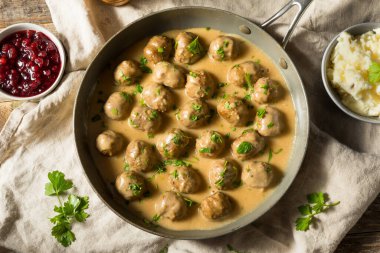 Ev yapımı sağlıklı İsveç köftesi ve patates ve sos.