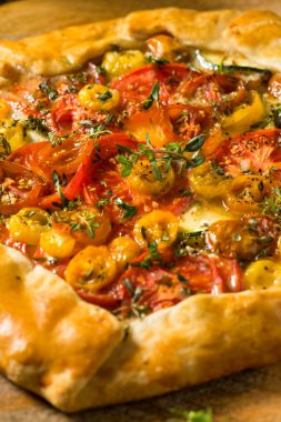 Peynirli ve otlu ev yapımı Domates Galerisi Pastası