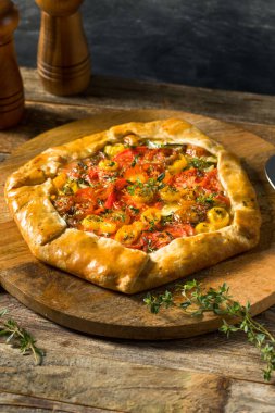 Peynirli ve otlu ev yapımı Domates Galerisi Pastası