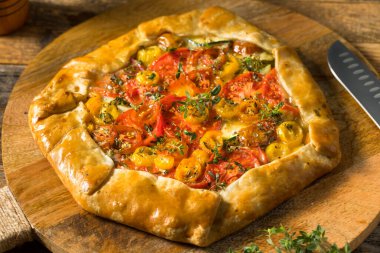 Peynirli ve otlu ev yapımı Domates Galerisi Pastası