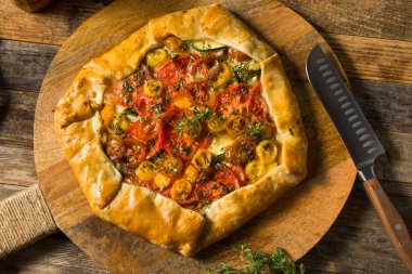 Peynirli ve otlu ev yapımı Domates Galerisi Pastası