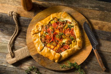 Peynirli ve otlu ev yapımı Domates Galerisi Pastası