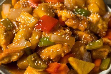 Biberli ve ananaslı ev yapımı Çin Tatlı ve Ekşi Tavuğu