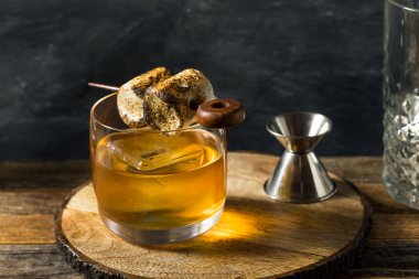 Ev yapımı Smokey Marshmallow Kamp Ateşi Bourbon 'lu Eski Moda