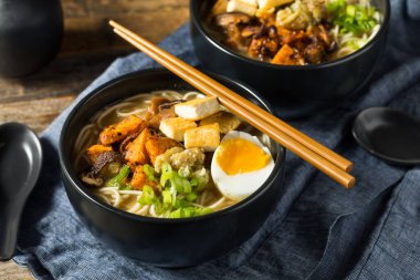 Tofu ve yumurtalı ev yapımı sağlıklı vejetaryen Ramen.