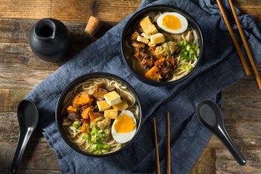 Tofu ve yumurtalı ev yapımı sağlıklı vejetaryen Ramen.