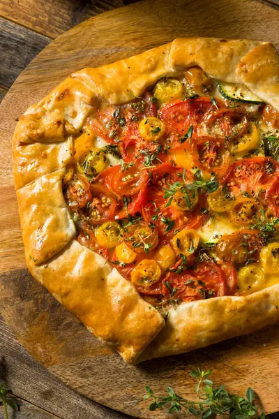 Peynirli ve otlu ev yapımı Domates Galerisi Pastası