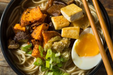 Tofu ve yumurtalı ev yapımı sağlıklı vejetaryen Ramen.