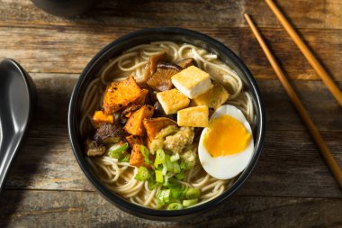 Tofu ve yumurtalı ev yapımı sağlıklı vejetaryen Ramen.
