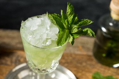 Buzlu ve naneli Absinthe Frappe Kokteyli