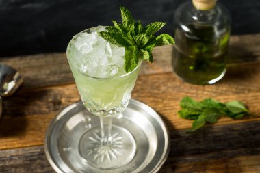 Buzlu ve naneli Absinthe Frappe Kokteyli