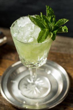 Buzlu ve naneli Absinthe Frappe Kokteyli