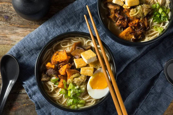 Tofu ve yumurtalı ev yapımı sağlıklı vejetaryen Ramen.