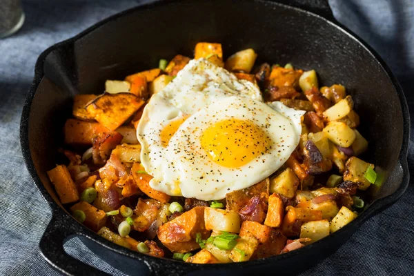 Zelfgemaakte Gezonde Zoete Aardappel Hasj Met Gebakken Eieren — Stockfoto