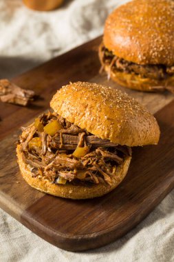 Ev yapımı tencere rostosu doğranmış biftekli sandviç soğanlı.