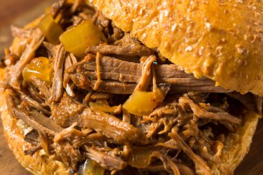 Ev yapımı tencere rostosu doğranmış biftekli sandviç soğanlı.