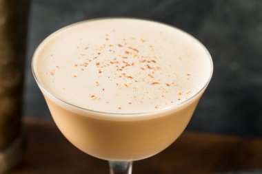 Nutmeg ile Tawney Port Flip Kokteyli