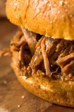 Ev yapımı tencere rostosu doğranmış biftekli sandviç soğanlı.