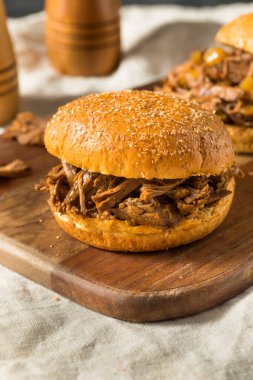 Ev yapımı tencere rostosu doğranmış biftekli sandviç soğanlı.