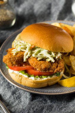 Ev yapımı yumuşak kabuklu yengeç sandviçi ve patates kızartması.