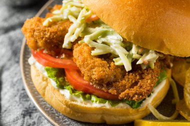 Ev yapımı yumuşak kabuklu yengeç sandviçi ve patates kızartması.